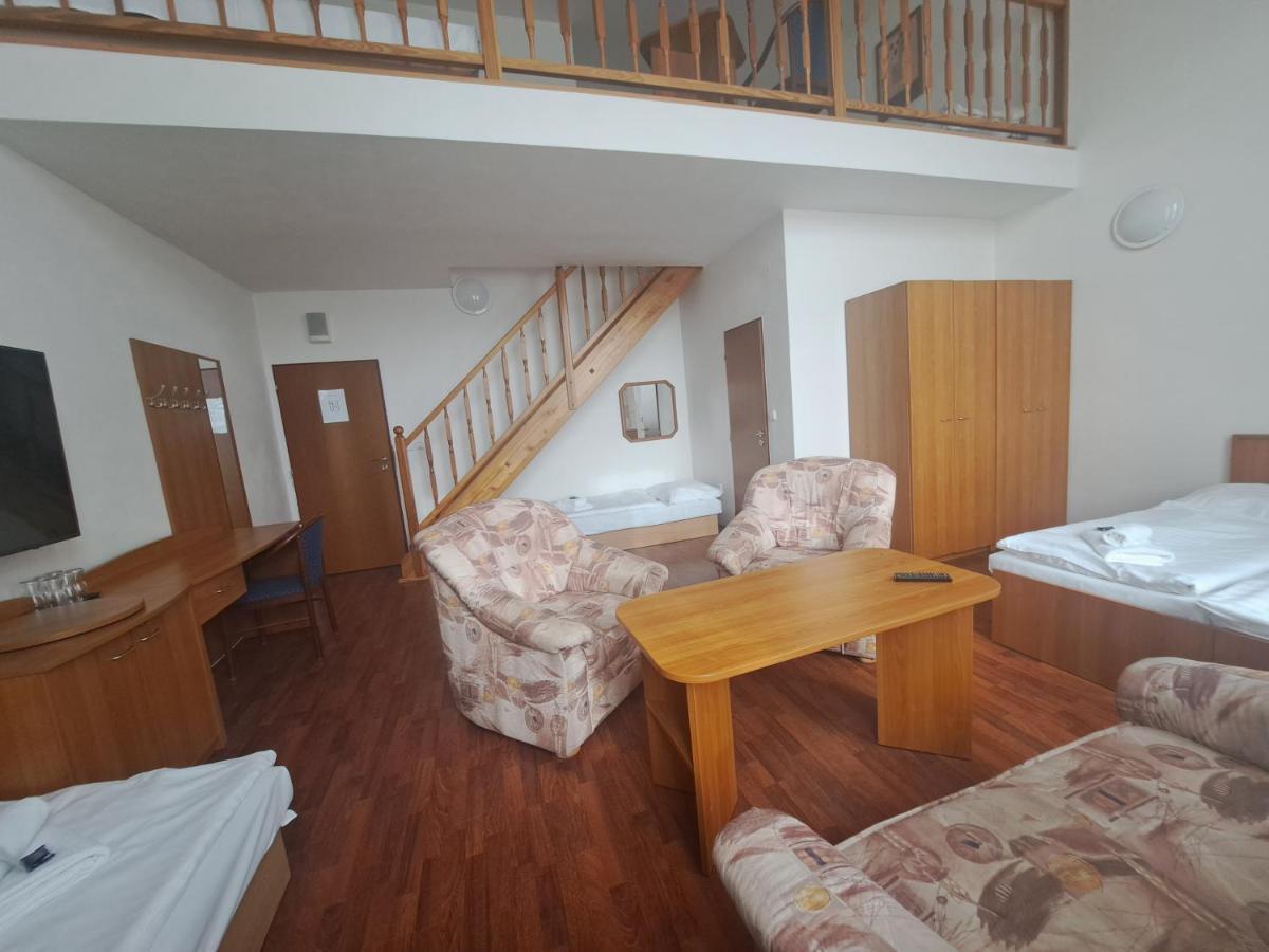 Hasicsky Hotel Přibyslav エクステリア 写真